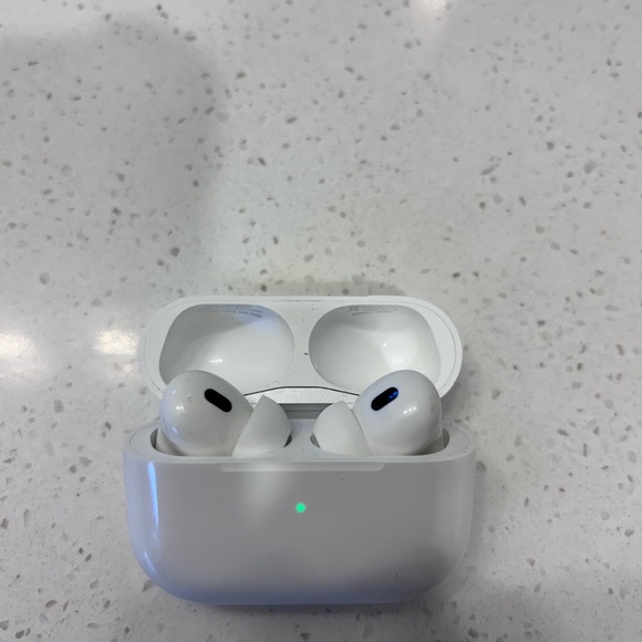 Apple AirPods Pro with White Charging Case - Picture 4 of 5
